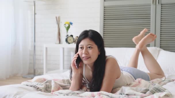 Jovem Senhora Moderna Deitada Cama Falando Telefone Ela Desfruta Deste — Vídeo de Stock