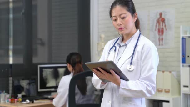 Güzel Genç Asyalı Kadın Doktor Düşünerek Hastanın Tanı — Stok video