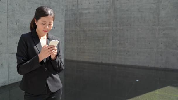 Portrét Mladé Hezké Ženy Pomocí Mobilního Telefonu Přes Šedé Betonové — Stock video
