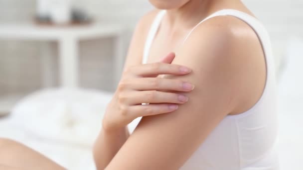 Concepto Depilación Primer Plano Mano Mujer Hermosa Con Manicura Natural — Vídeo de stock