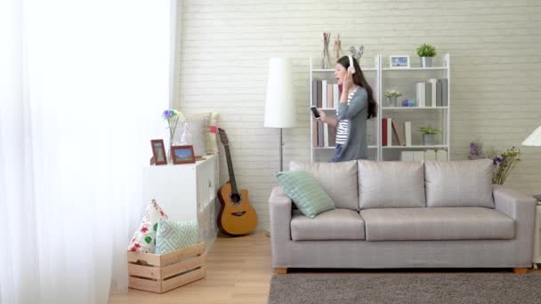 Aziatische Vrouw Imiteert Haar Mobiel Als Microfoon Zingt Uit Luid — Stockvideo