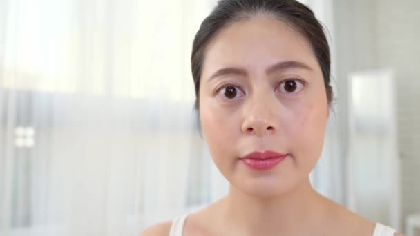 Bellezza Donna Utilizzando Mano Gesto Ingrandire Viso Pelle Faccia Macchina — Video Stock