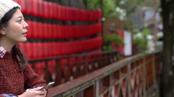 Young Asian Girl Enjoy Japanese View Outdoor While Japanese Red — Stock Video