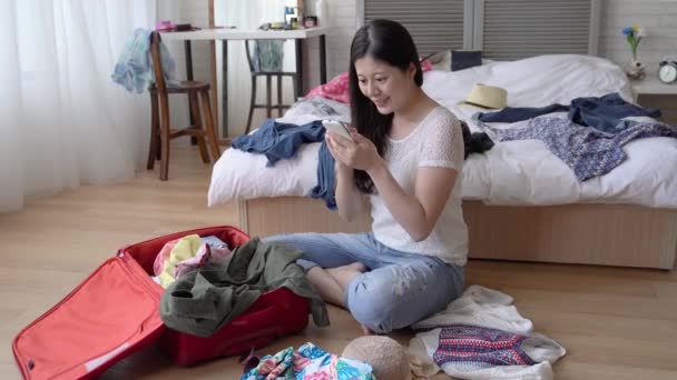 Kobieta Dotykając Jej Telefon Komórkowy Jej Brudny Pokój Nieczyste Ona — Wideo stockowe