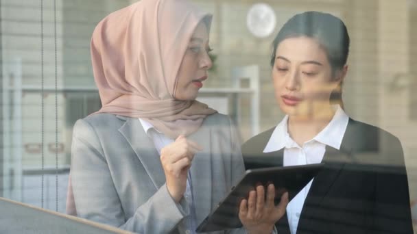 Two Colleagues Muslim Asian Businesswoman Meeting Discussing Project Idea Digital — Stock Video