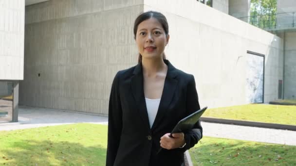 Vertrauen Junge Asiatische Frau Geht Aus Dem Büro Mit Einem — Stockvideo