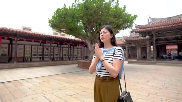 Agnes Taiwan Március 2018 Asian Női Imádó Stand Előtt Templomban — Stock videók