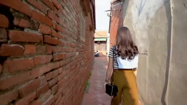 Mulher Asiática Andando Rua Estreita Entre Edifícios Antigos Vista Trás — Vídeo de Stock