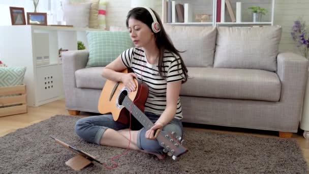 Mujer Asiática Está Enseñando Cómo Contar Ritmo Precisamente Línea Través — Vídeo de stock