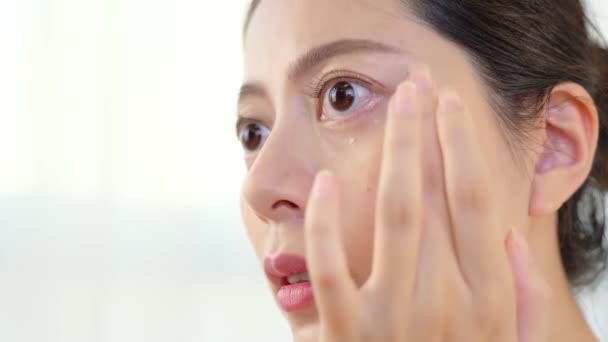 脸霜亚洲女孩应用护肤霜的眼睛 美容眼部轮廓皱纹膏或抗衰老护肤霜 — 图库视频影像