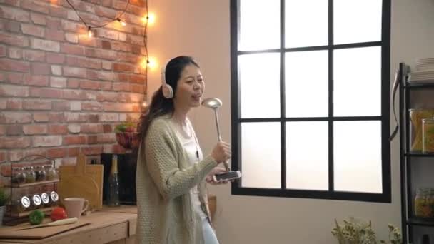 Mujer Loca Canta Cámara Lenta Con Una Cucharada Sopa Cocina — Vídeo de stock