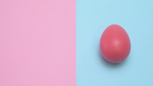 蓝色复活节彩蛋出现和循环切换到粉红色一个左右 鸡蛋出现并消失 — 图库视频影像