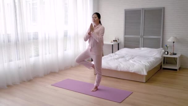 Woman Raises Her Legs Stands One Only Same Time Raising — Stock Video