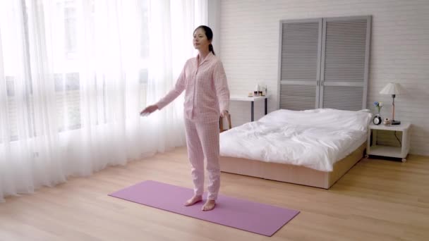Asyalı Kadın Yavaşça Bacaklarını Yükseltir Tek Bir Göz Ile Standları — Stok video
