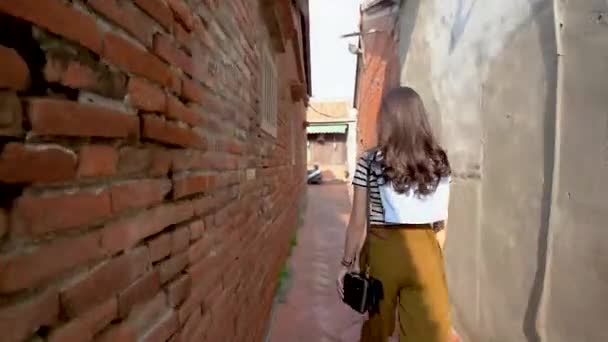 Rápido Movimiento Mujer Asiática Caminando Por Estrecha Calle Antigua Vista — Vídeo de stock