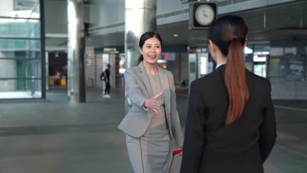 Movimento Rallentatore Business Donna Manager Handshake Saluto Aziendale Business Travel — Video Stock