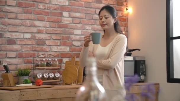 Rallentatore Donna Cucina Sorridere Alla Telecamera Beve Del Caldo Gira — Video Stock