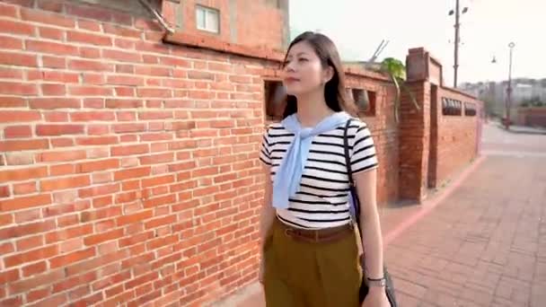 Antik Lukang Sokakta Yürürken Asyalı Kadın Hızlı Hareketi Eski Duvarlar — Stok video