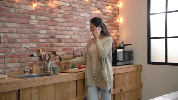 Mouvement Lent Jeune Femme Asiatique Décroché Téléphone Dans Cuisine Une — Video