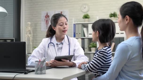 Läkare Förklara Diagnosen För Hennes Kvinnliga Familj Patienten Sjukhus Läkares — Stockvideo