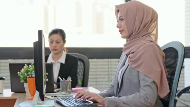 Erfolgreiche Zuversicht Muslimische Geschäftsfrau Arbeitet Modernen Büro Und Kreuzt Arm — Stockvideo