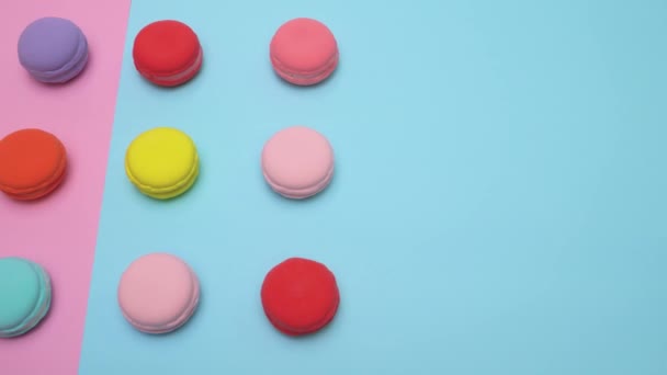 Iki Canlı Renk Macarons Görünümünü Yüksek Açı Tablosundaki Satırların Yerleştirilir — Stok video