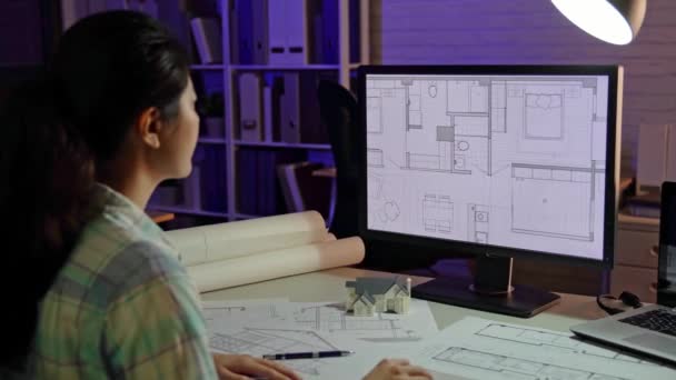 Азіатський Жінка Архітектор Працює Пізно Ночі Тому Вона Буде Відповідати — стокове відео