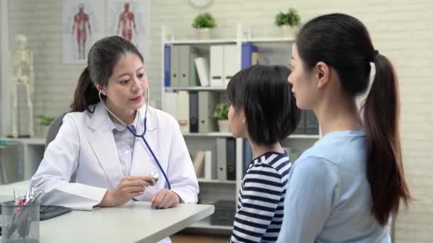 年轻美丽的亚洲医生用听诊器测试小孩子的肺和心脏的听力状况 — 图库视频影像
