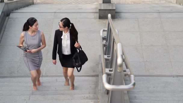 ビジネス女性チームが階段の上を歩きます ビジネス建物の外階段に会話ビジネス人々 — ストック動画