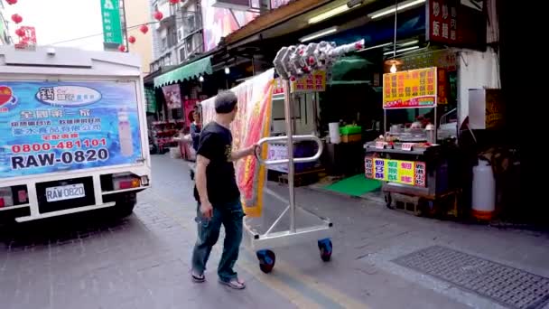 Changhua Taiwan Marzo 2018 Dos Hombres Tirando Pancarta Desde Exterior — Vídeo de stock