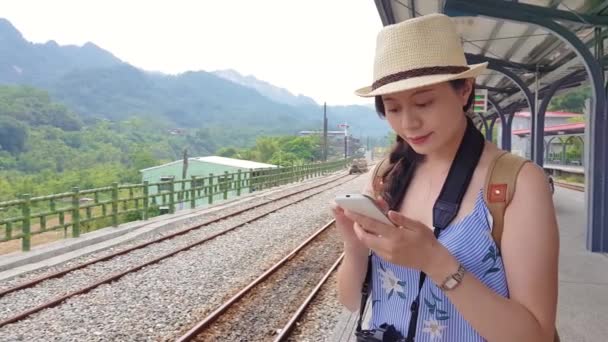 Lady Tiba Stasiun Kereta Api Dia Berhubungan Dengan Teman Teman — Stok Video