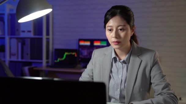 Aziatische Vrouwen Obligatie Handelaar Gevoel Geschokt Ongelooflijk Zien Markt Succesvol — Stockvideo