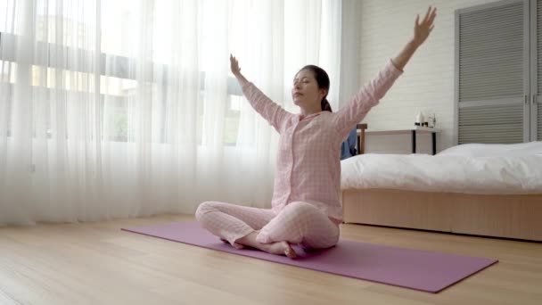 Asiatisk Kvinna Gör Meditation Med Båda Händerna Utsträckta Och Sedan — Stockvideo