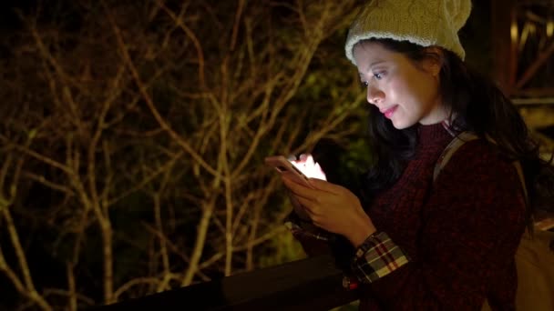 Joven Chica Mensajes Texto Amigo Camping Aire Libre Por Noche — Vídeo de stock