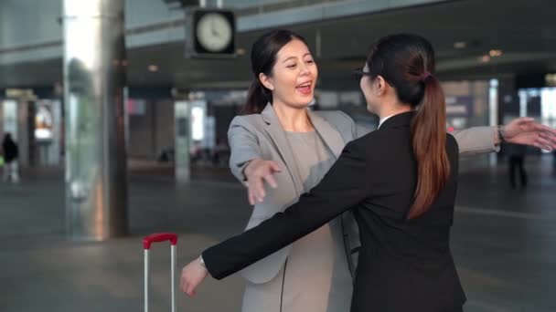 駅で彼女のビジネスの親友を満たす幸せの実業家の動きを遅くし 一緒に抱っこ — ストック動画