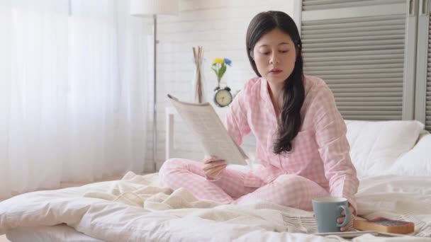 Junge Moderne Asiatische Dame Die Ihren Frühstückskaffee Auf Ihrem Bett — Stockvideo