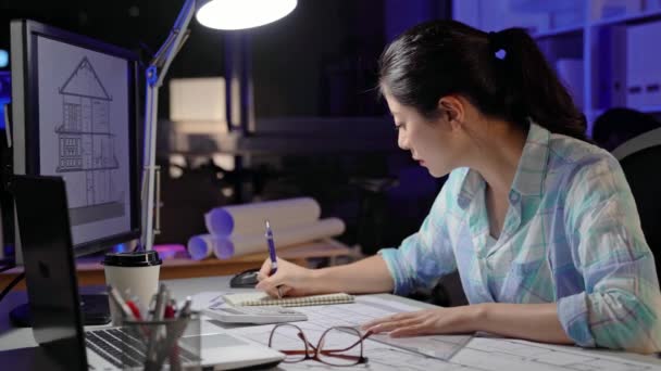 快速快速版本的女性建筑师的工作过程 她熬夜 — 图库视频影像