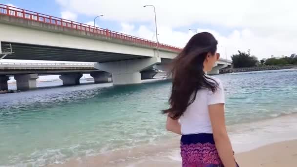 Азіатський Молоді Жінки Моделі Прогулянки Уздовж Пляжу Naminoue Вона Приходить — стокове відео