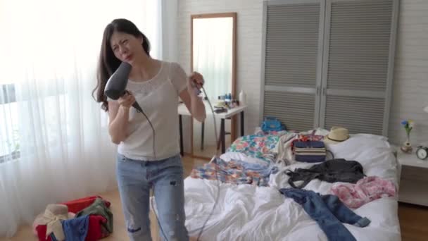 Asya Genç Bayan Kendini Bir Süperstar Görüntü Şarkı Yatak Odasında — Stok video