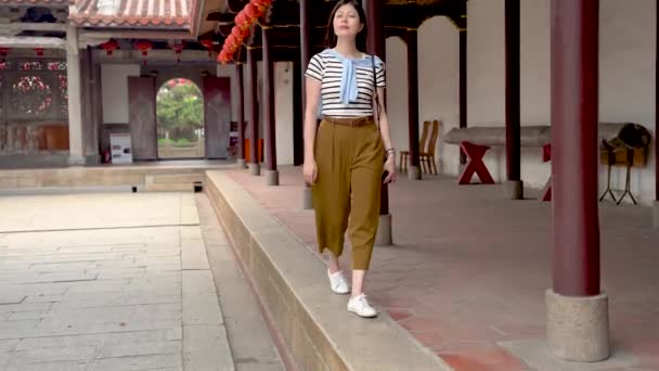 Asiática Fêmea Caminhando Lado Corredor Templo Longshan — Vídeo de Stock