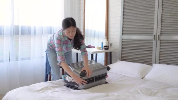 Quick Movement Asian Lazy Girl Squeezing Her Clothes Her Suitcase — Stock Video