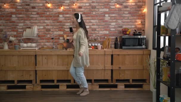 Slow Motion Van Vrouw Naar Muziek Luisteren Dansen Rond Zinken — Stockvideo