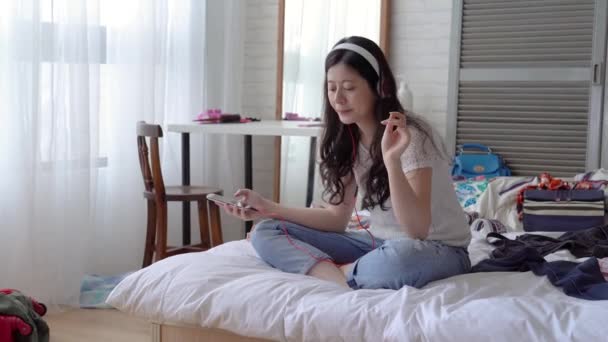 Žena Sedí Postel Vlny Její Tělo Sledovat Melodii Poslouchá Hudbu — Stock video