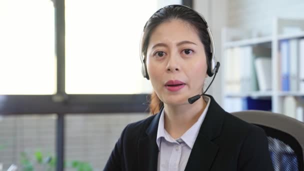 在线服务沟通和技术理念 微笑亚洲女性求助电话接线员与耳机在办公室背景 — 图库视频影像