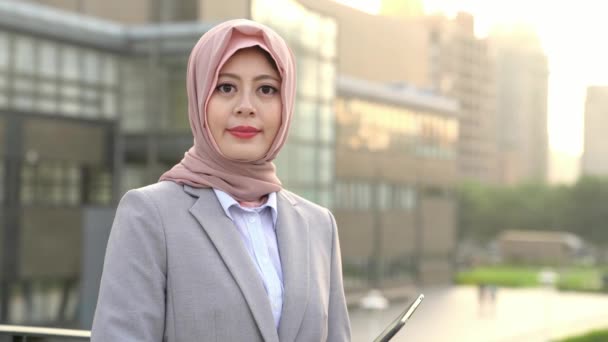 Vertrouwen Succesvolle Moslim Zakenvrouw Permanent Buiten Het Kantoor Gezicht Naar — Stockvideo
