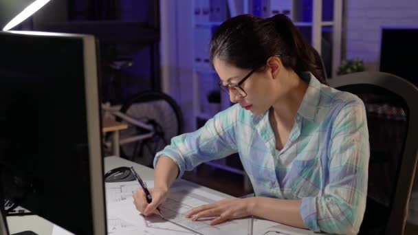 Asiatica Architetto Femminile Sta Correndo Schizzo Suo Lavoro Rispettare Scadenza — Video Stock