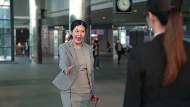 Zeitlupenbewegung Einer Selbstbewussten Geschäftsfrau Beim Kundengruß Flughafen Sie Stehen Und — Stockvideo