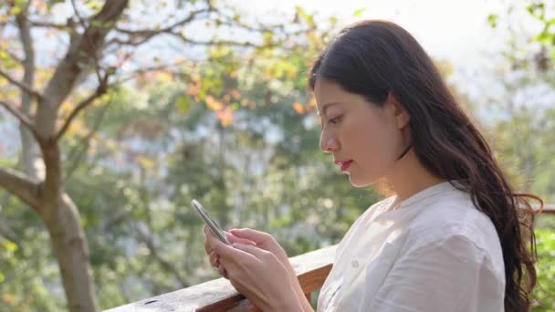 Menina Asiática Bonita Usando Trabalho Telefone Móvel Mensagens Texto Leitura — Vídeo de Stock