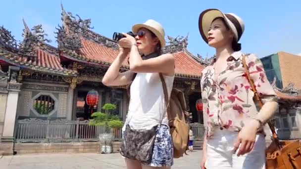 Långsam Rörelse Kvinnliga Fotografen Ett Foto Longshan Temple Och Dela — Stockvideo