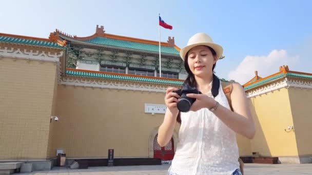 Zeitlupe Eines Jungen Asiatischen Mädchens Beim Fotografieren Vor Dem Nationalen — Stockvideo